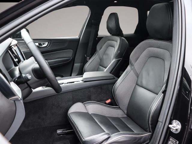 Fotografie 6 des Volvo XC60 Plus Dark Recharge Plug-In Hybrid AWD T8 Tw