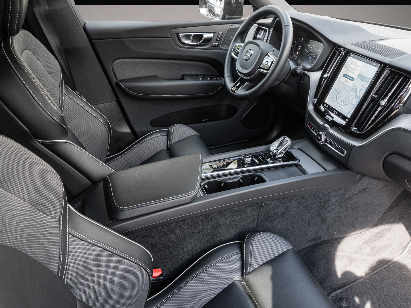 Fotografie 6 des Volvo XC60 Plus Dark 2WD StandHZG Leder Digitales Cock