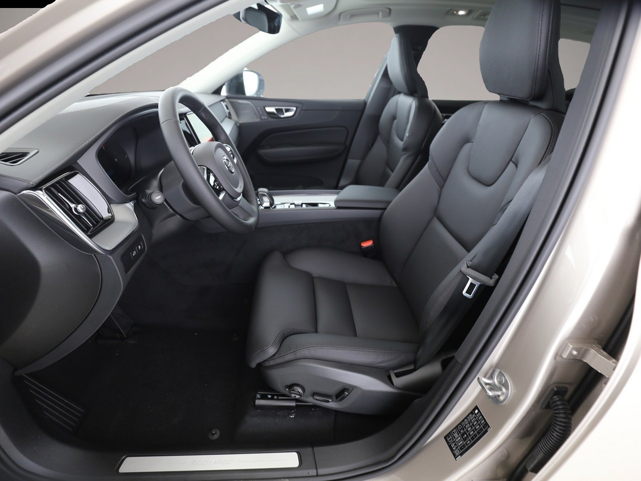 Bild 3 Volvo XC60 Ultra Dark Recharge Plug-In Hybrid AWD T8 T