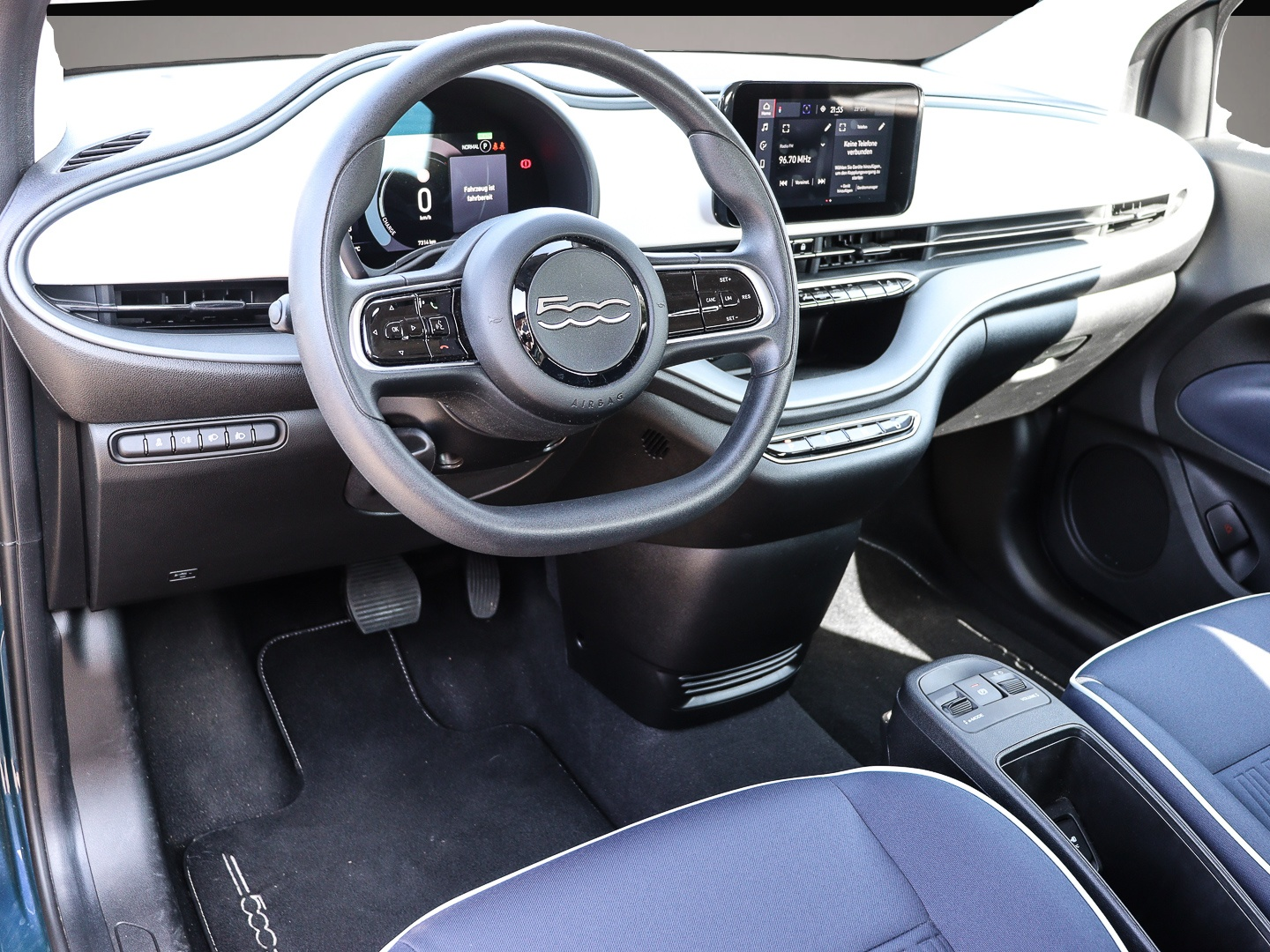 Bild 4 Fiat 500e Action Apple CarPlay Android Auto Fahrerpro