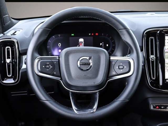 Fotografie des Volvo XC40 Plus Dark 2WD B3 EU6d digitales Cockpit Mem