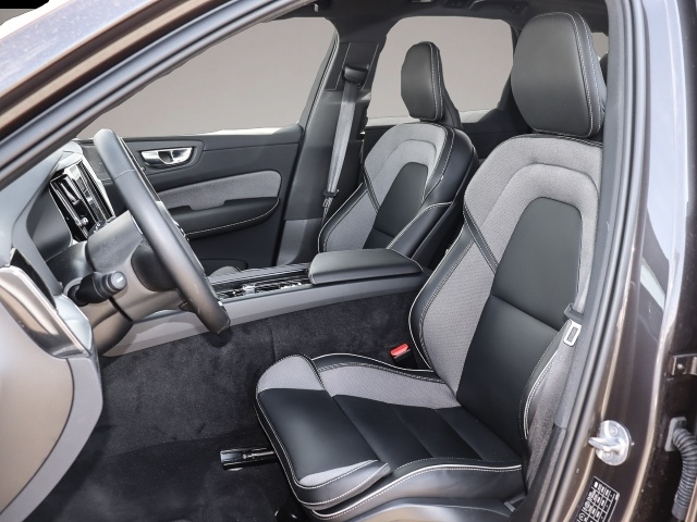 Fotografie 6 des Volvo XC60 Plus Dark Recharge Plug-In Hybrid AWD T8 Tw