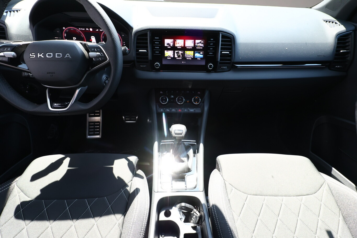 Bild 7 Skoda Karoq DSG Sportl Pano Matrix Nav 360° Canton ACC