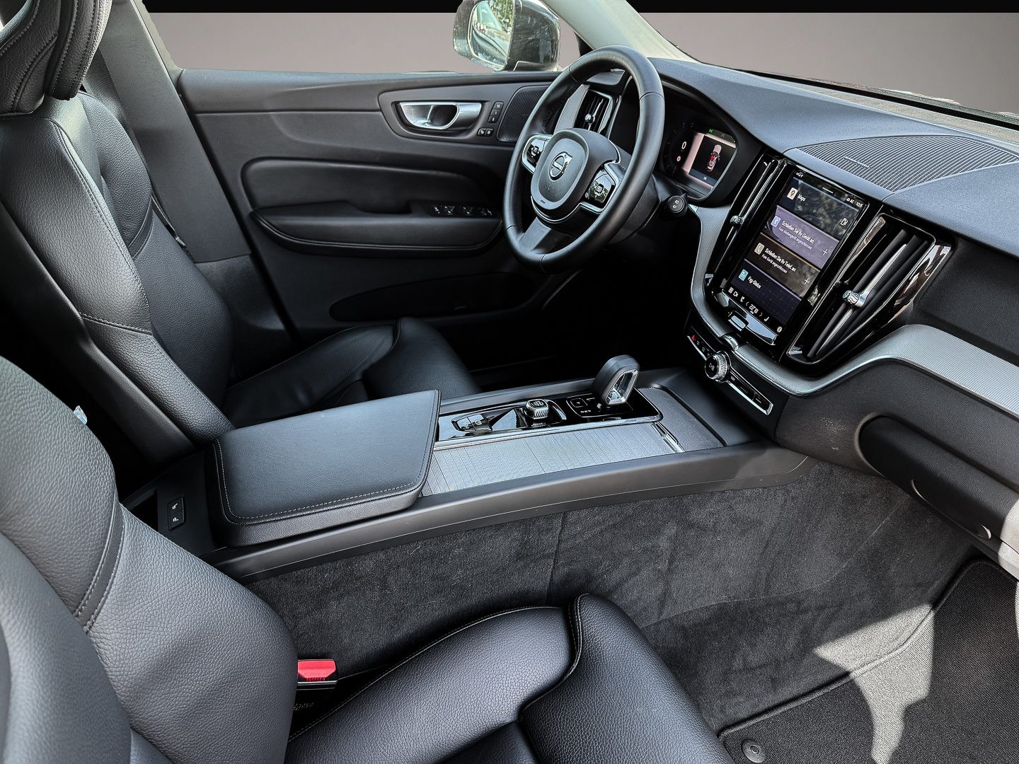 Fotografie 3 des Volvo XC60 Plus Dark AWD B4 Diesel EU6d StandHZG AHK D