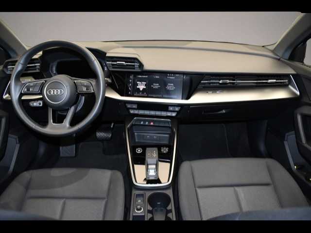 Fotografie des Audi A3 Sportback 35 TFSI S-tronic advanced Einparkhi