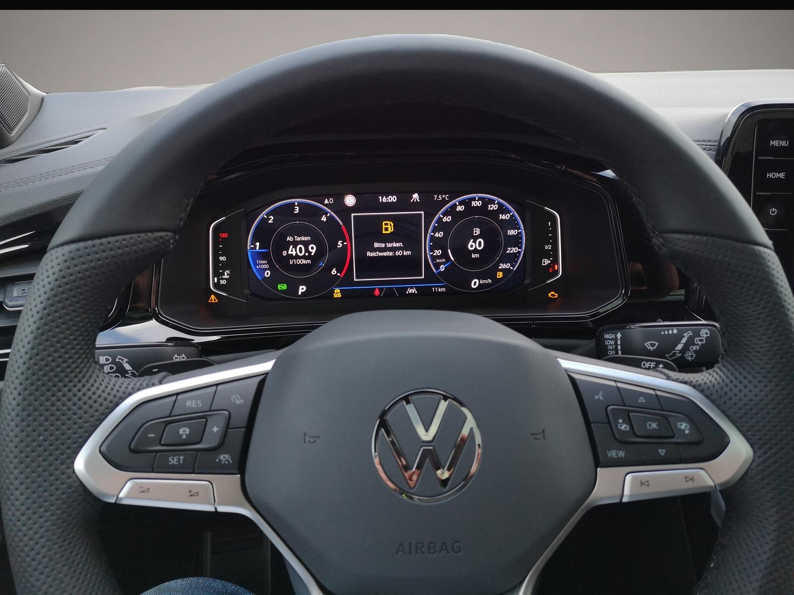 Fotografie des Volkswagen T-Roc 2.0 TDI DSG R-Line Pano AHK Navi Matrix Le
