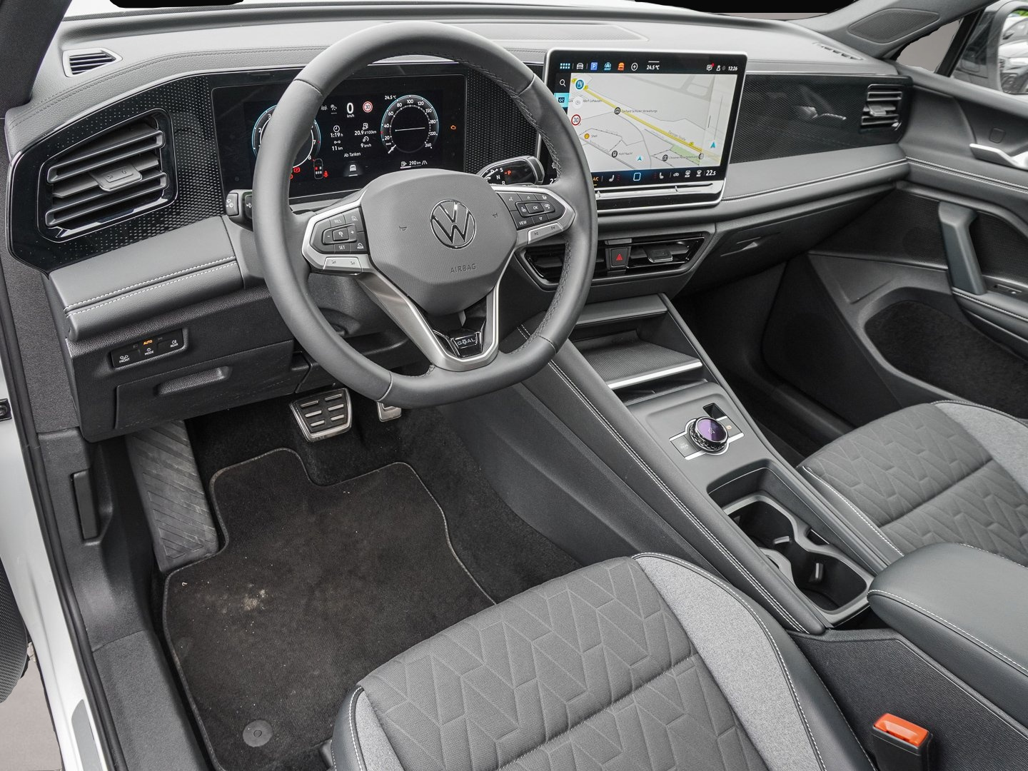 Fotografie des Volkswagen Tiguan 1.5 eTSI DSG Life Goal 360 ACC AHK AUT LM