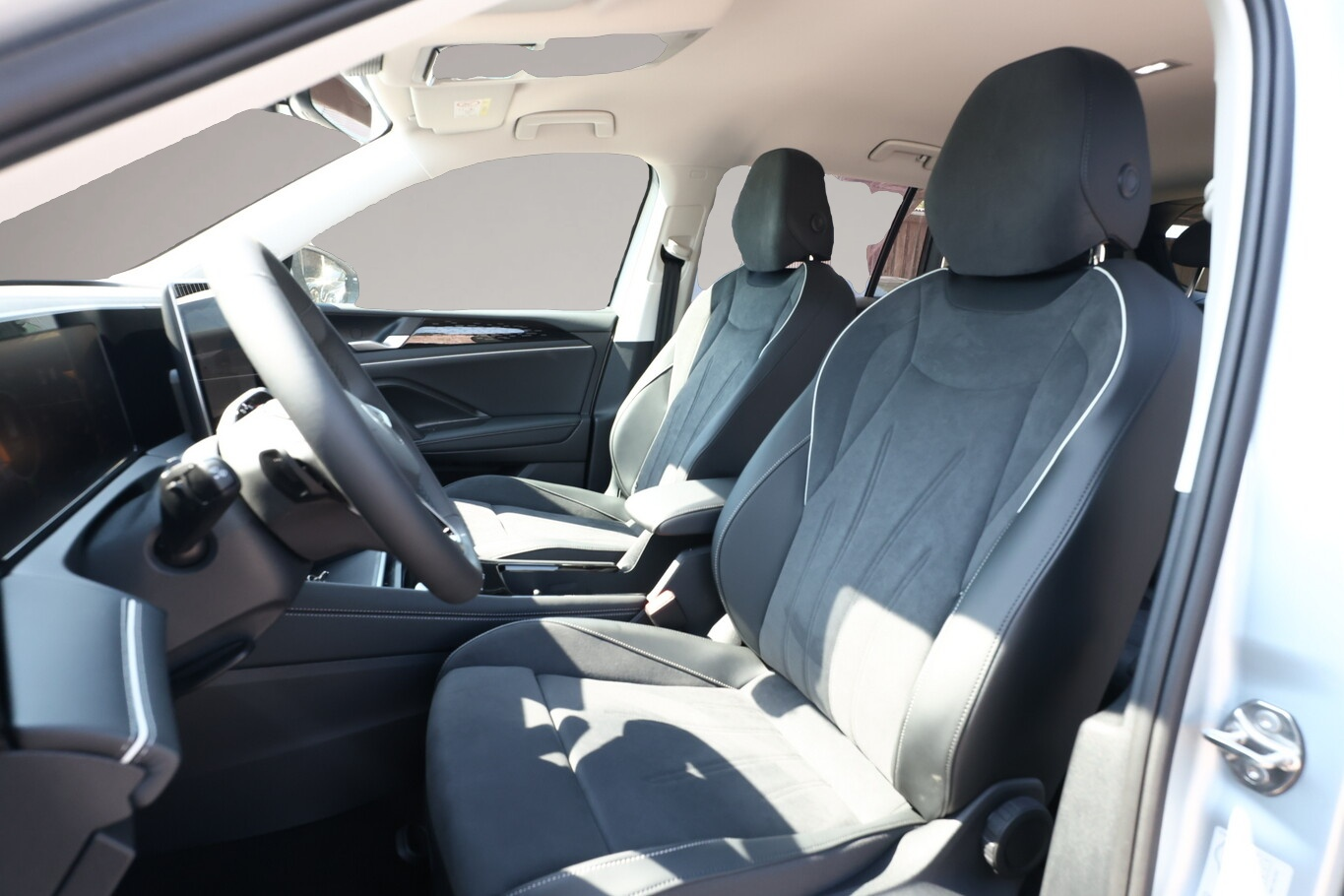 Bild 5 Volkswagen Tiguan Eleg. 4M Nav DCC+ LED+ SHZ eHk KeyL ParkA