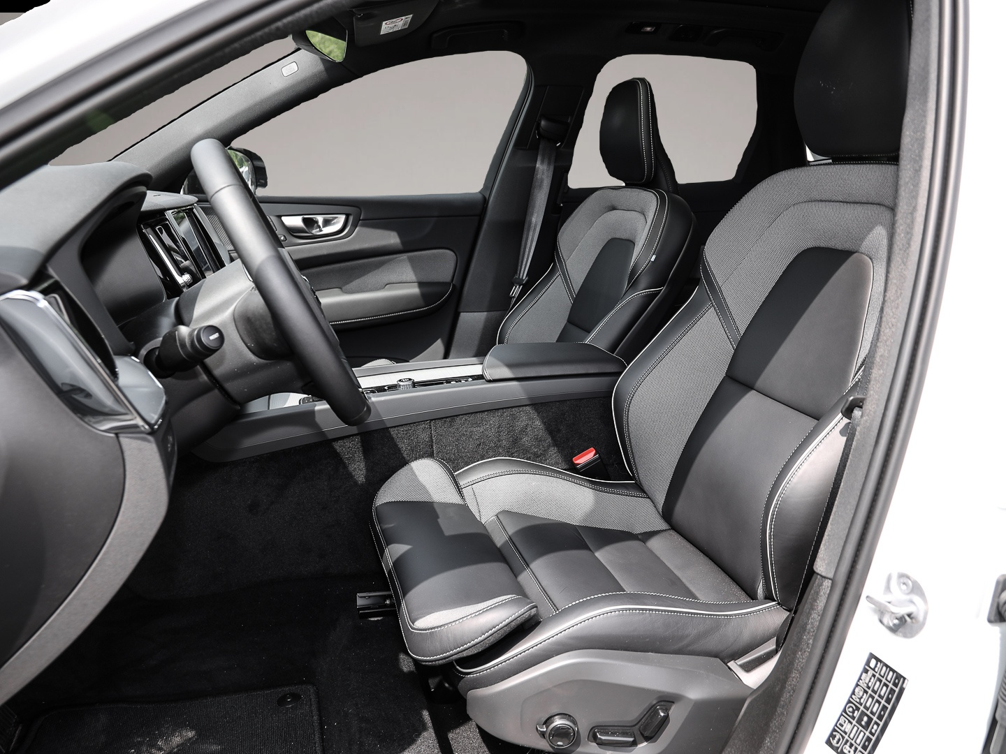 Bild 6 Volvo XC60 Plus Dark Recharge Plug-In Hybrid AWD T8 Tw