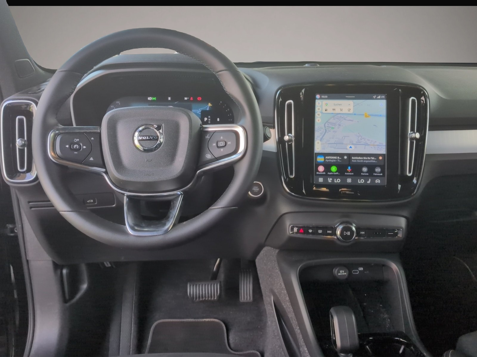 Bild 8 Volvo XC40 B4 Plus Black Edition ACC+LED+Navi+SHZ+360