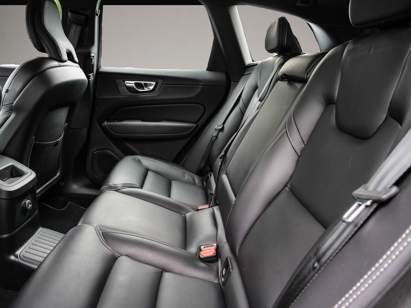 Bild 6 Volvo XC60 R Design Recharge Plug-In Hybrid AWD T8 Twi