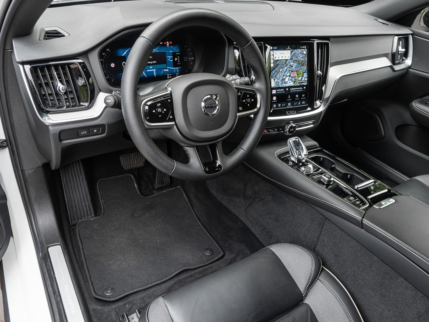 Bild 7 Volvo V60 Kombi Plus Dark Recharge Plug-In Hybrid AWD