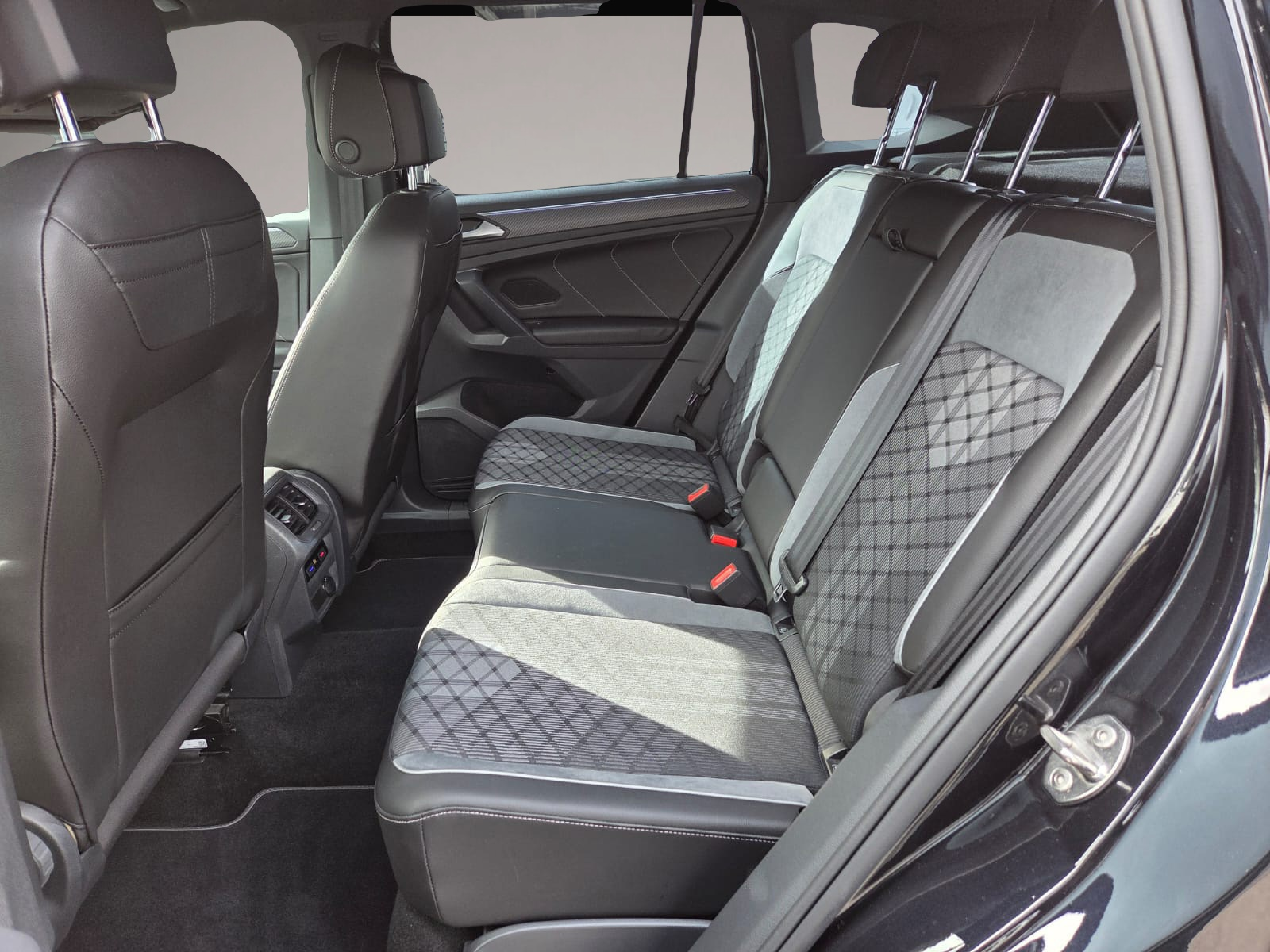 Bild 6 Volkswagen Tiguan TSI 2.0 4motion DSG R-Line NAV KAM