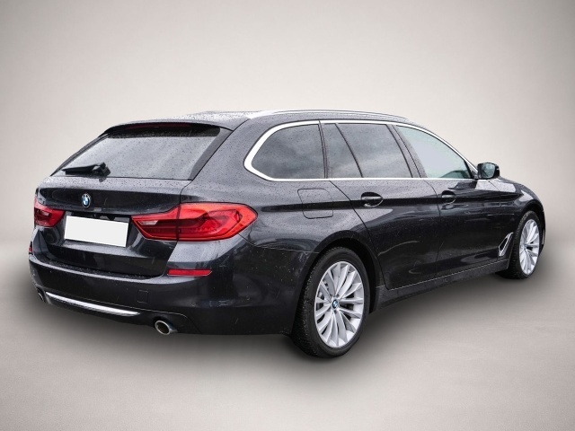 Fotografie 2 des BMW 520 d Luxury Line Touring Mild Hybrid Park-Assis