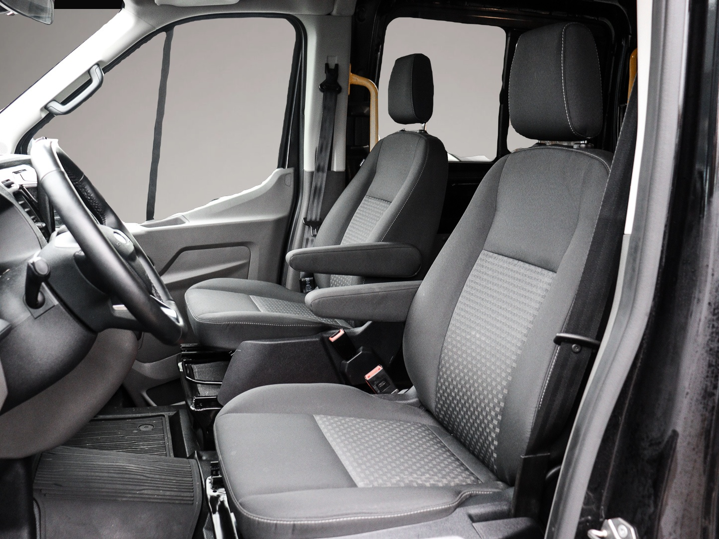 Fotografie 6 des Ford Transit Bus 410 L3 11 Sitze Limited AHK Navi 360