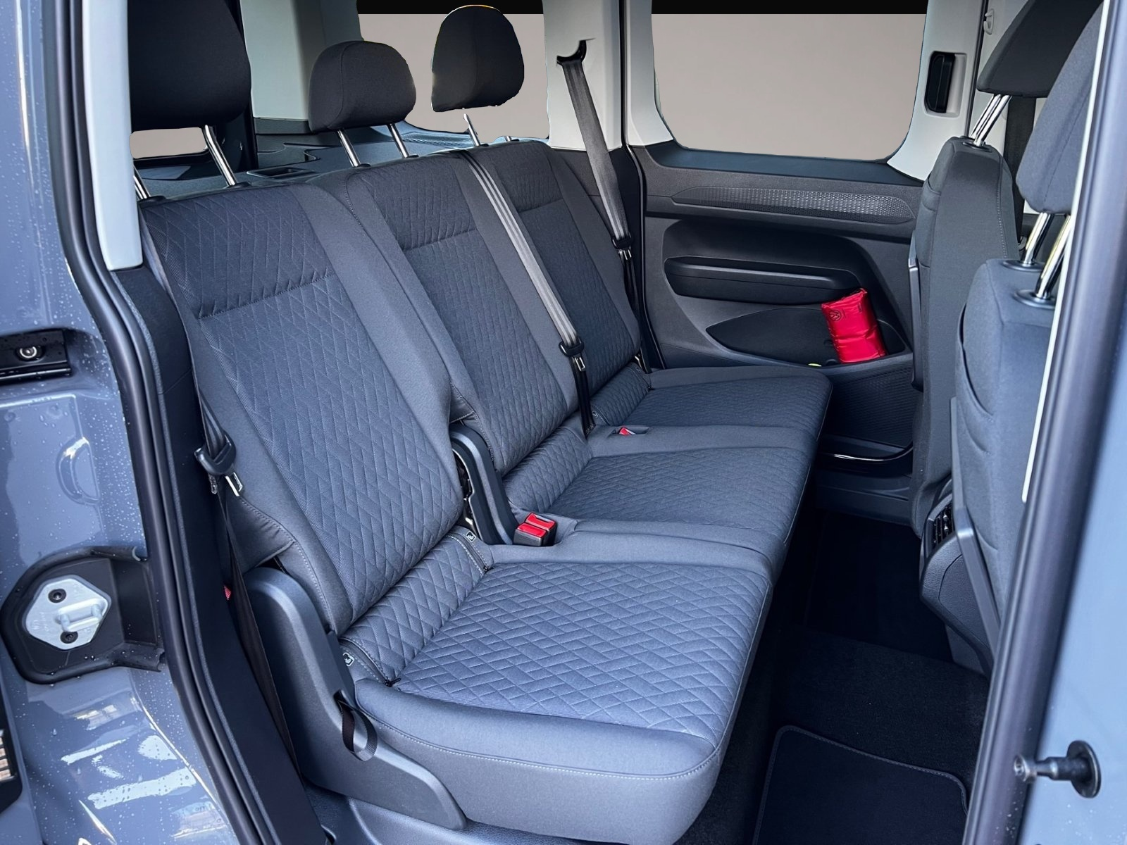 Bild 4 Volkswagen Caddy Kombi 2.0 TDI 4Mo. Dark Label RHD RECHTSLE