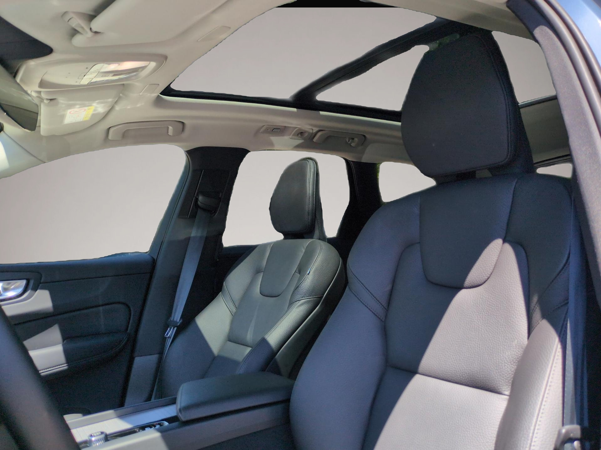 Bild 7 Volvo XC60 B5 (Benzin) Plus Dark AWD Automatik Bluetoo