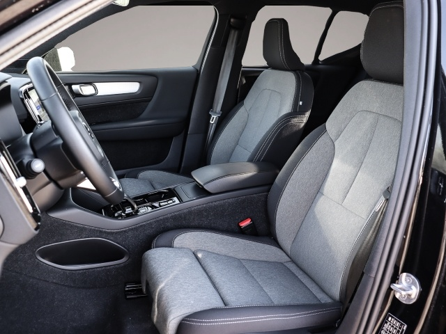 Fotografie des Volvo XC40 Plus Dark 2WD B3 EU6d digitales Cockpit Mem