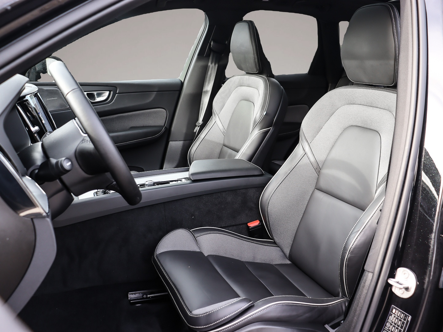 Bild 6 Volvo XC60 Plus Dark Recharge Plug-In Hybrid AWD T8 Tw