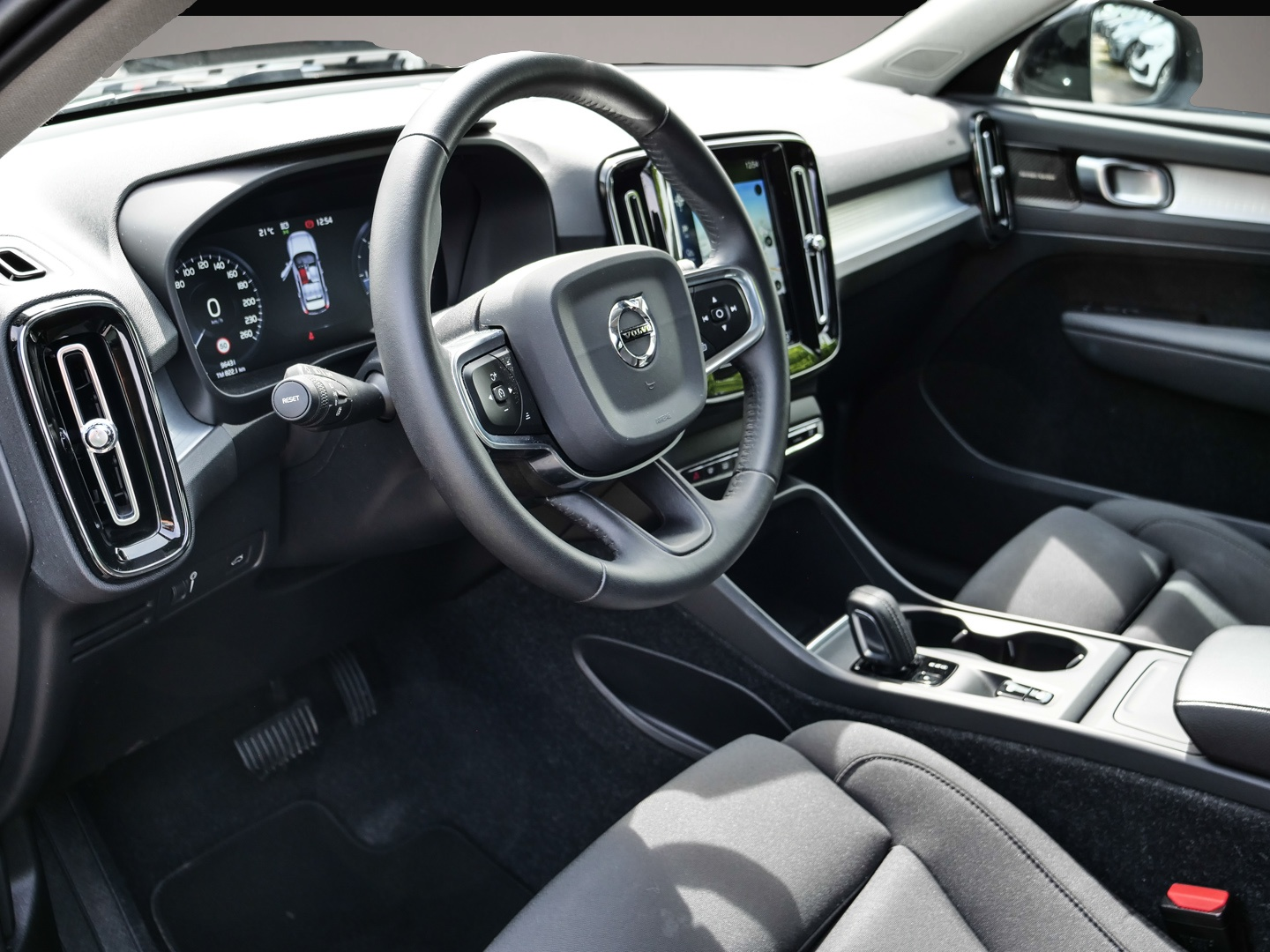 Bild 3 Volvo XC40 Momentum AWD El. Panodach Navi Digitales Co