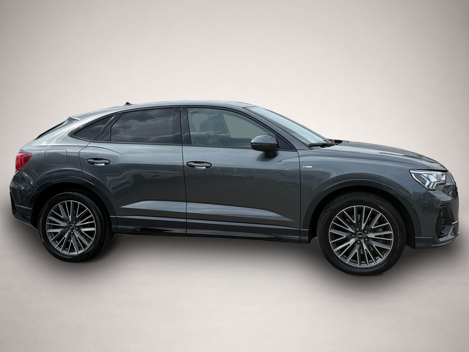 Bild 6 Audi Q3 Sportback 45 TFSI S-tronic qu. S-Line *Matrix