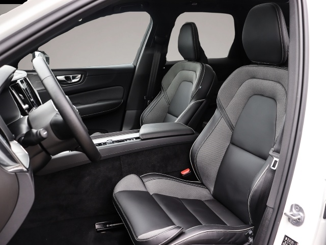 Fotografie 6 des Volvo XC60 R Design Recharge Plug-In Hybrid AWD T6 Twi
