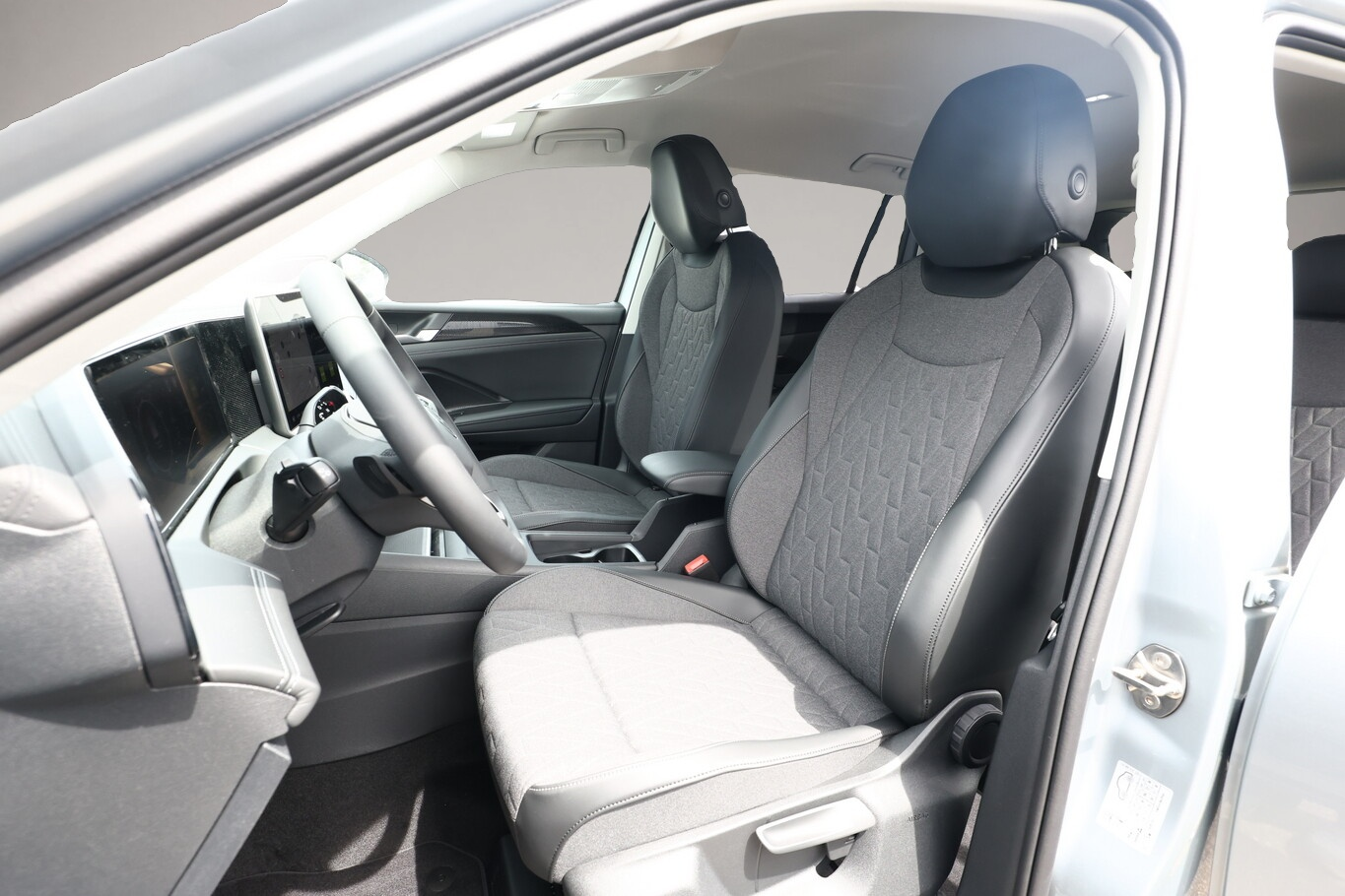 Bild 5 Volkswagen Tiguan DSG LED+ Nav IQ.DRIVE 5JGar. SHZ Keyl 17Z