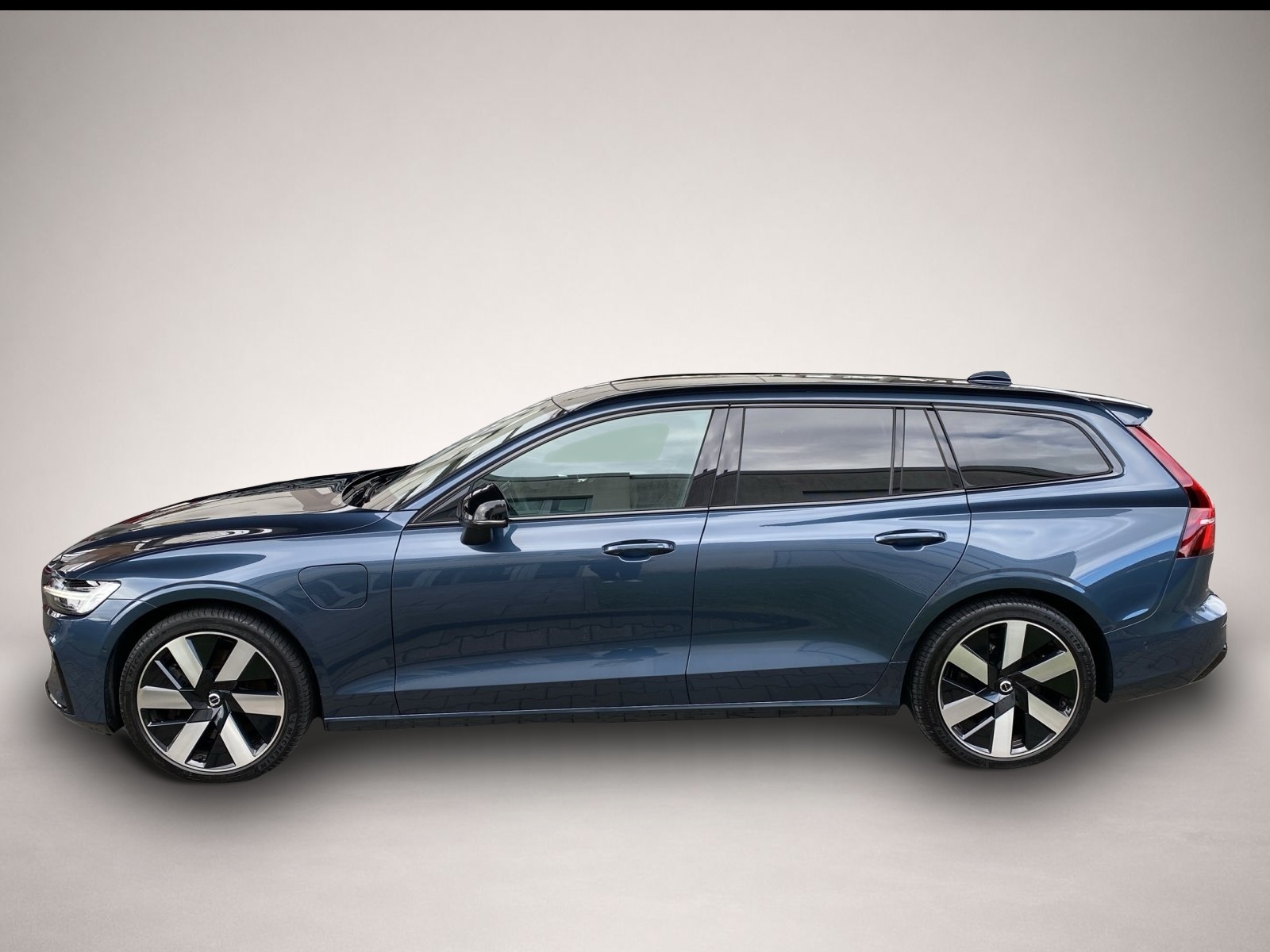 Bild 2 Volvo V60 Kombi T8 Ultra Dark Recharge WiPa*SHZ*DAB*LE