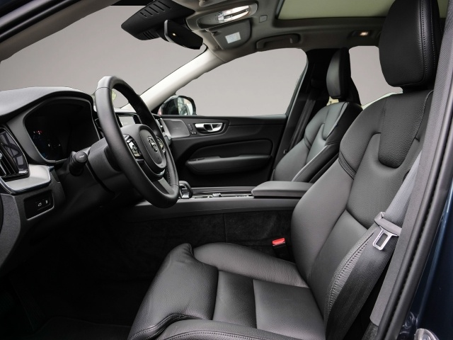 Fotografie 4 des Volvo XC60 Plus Dark Recharge Plug-In Hybrid AWD T8 Tw