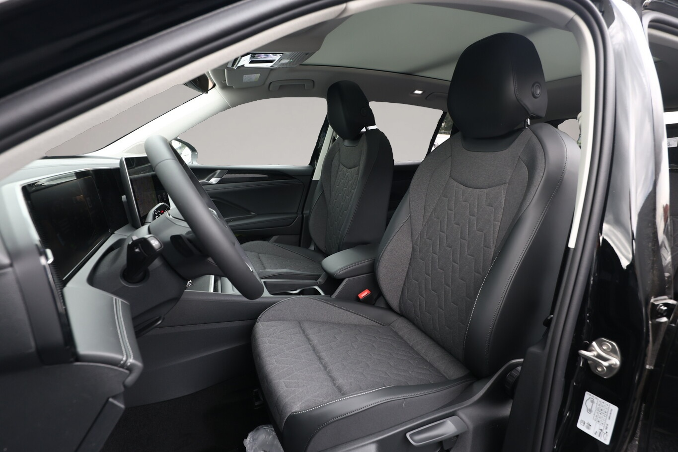 Fotografie des Volkswagen Tiguan DSG LED+ Pano Nav 5JGar IQ.DRIVE 18Z SHZ