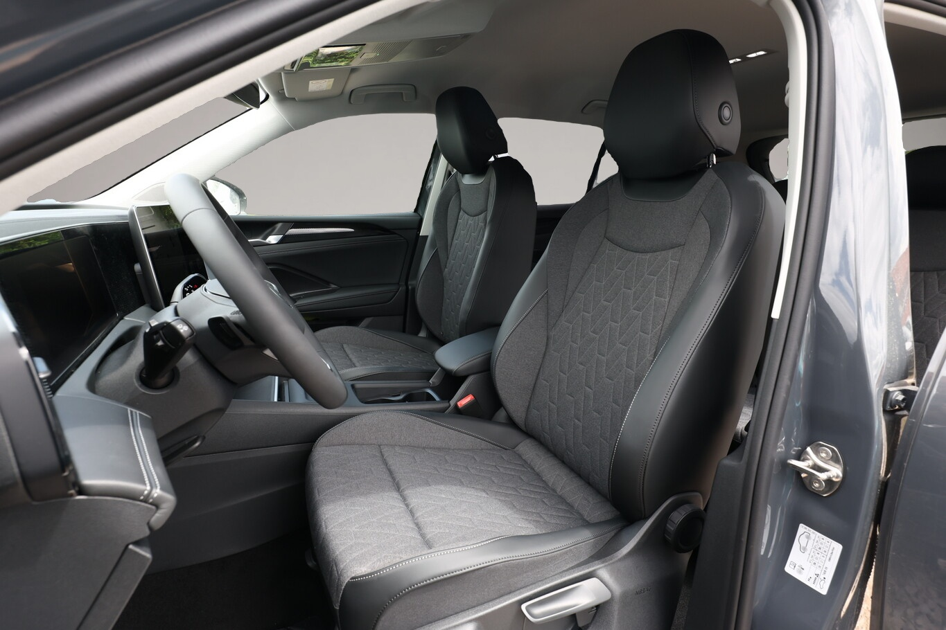 Bild 5 Volkswagen Tiguan DSG LED+ Nav IQ.DRIVE 5JGar. SHZ Keyl 17Z